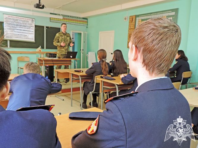Росгвардейцы напутствовали абаканских кадет на соблюдение требований безопасности во время каникул 