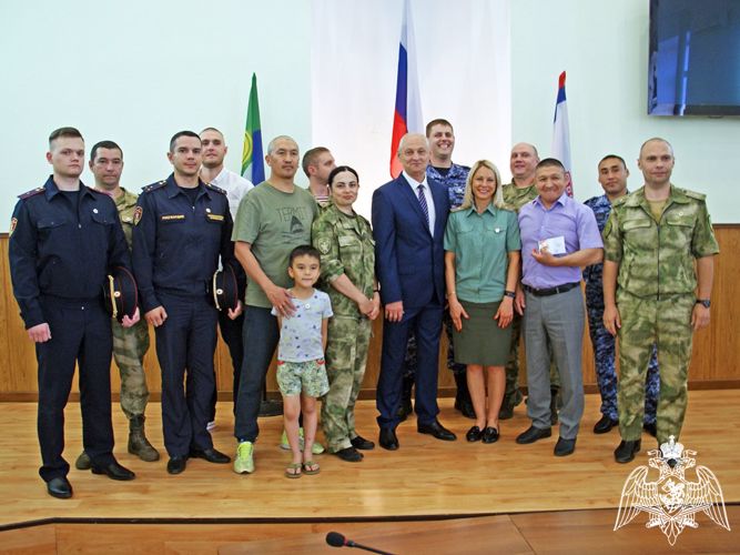 Росгвардейцам вручены очередные знаки комплекса ГТО в Абакане 