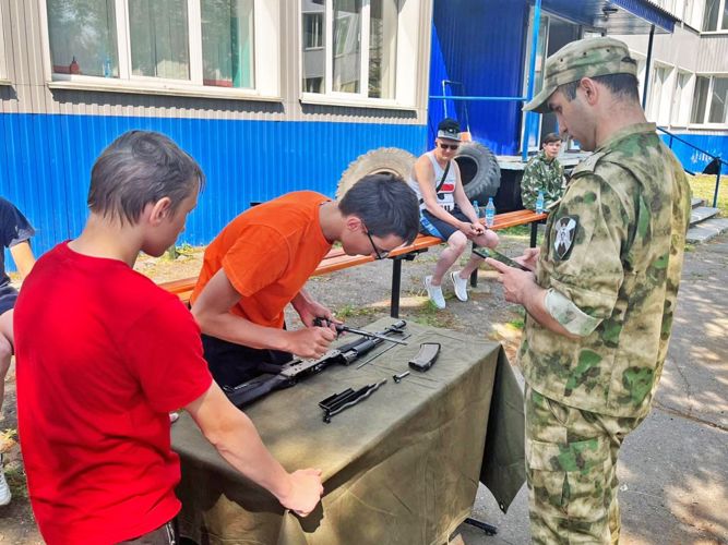 При участии росгвардейцев выявлены сильнейшие школьники в военно-спортивной игре «Юный боец»