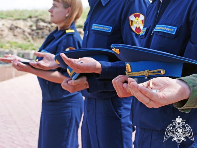 В Абакане росгвардейцы зажгли свечи в память о павших за свободу Отечества земляках 
