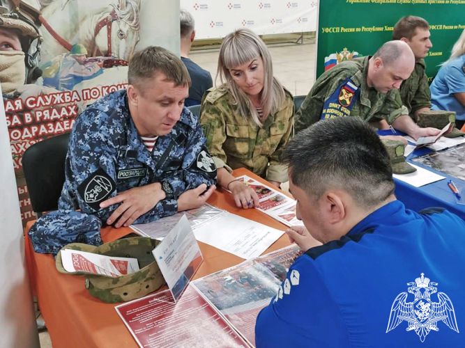 На Всероссийской ярмарке трудоустройства росгвардейцы рассказали жителям Хакасии о перспективах службы в ведомстве 