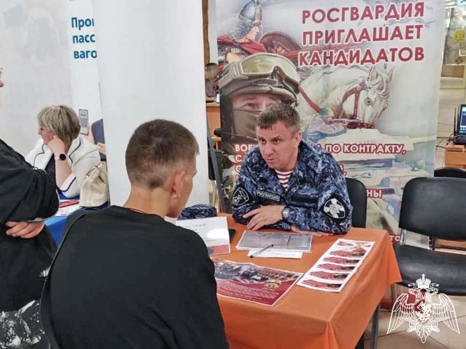 На Всероссийской ярмарке трудоустройства росгвардейцы рассказали жителям Хакасии о перспективах службы в ведомстве 