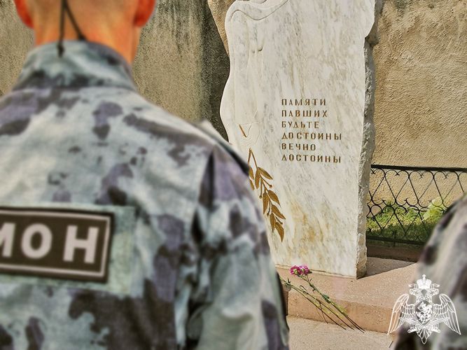 Сотрудники Росгвардии по Хакасии почтили память боевых товарищей 