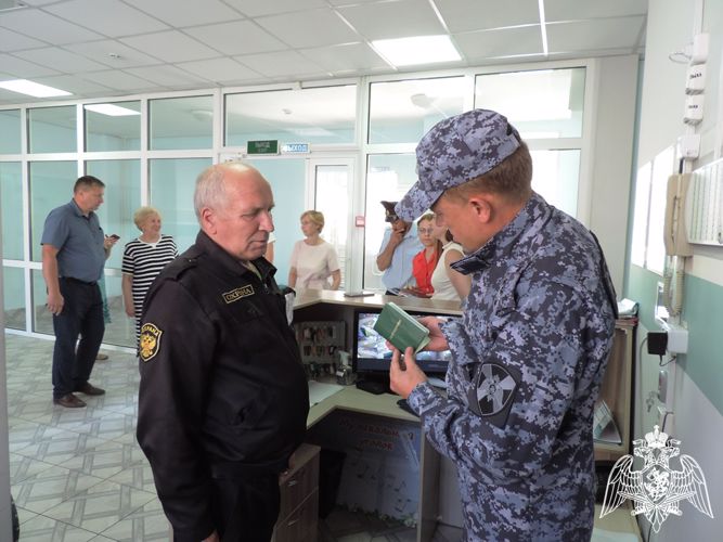 Сотрудники Росгвардии участвуют в проверке готовности объектов образования Хакасии к новому учебному году 