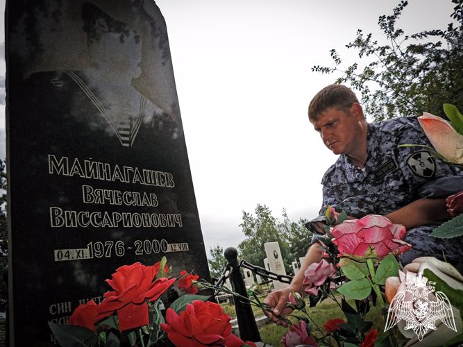 Росгвардейцы почтили память моряка-подводника Вячеслава Майнагашева