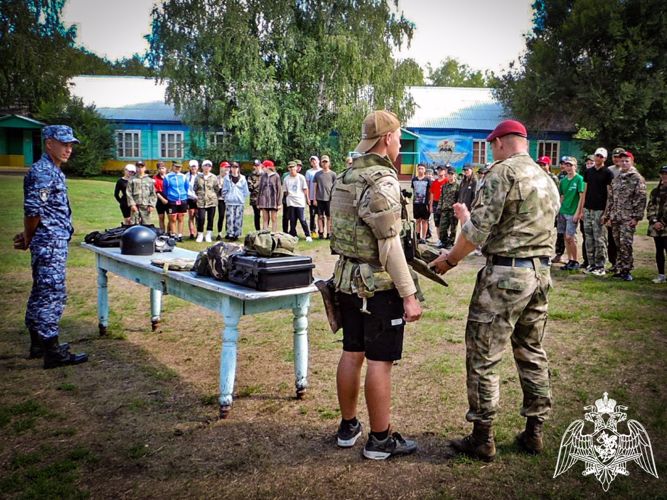 С буднями спецназа Росгвардии познакомились подростки из Хакасии 