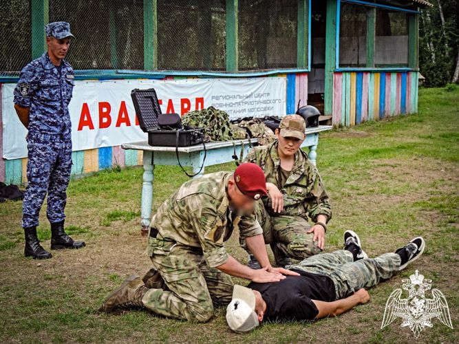 С буднями спецназа Росгвардии познакомились подростки из Хакасии 