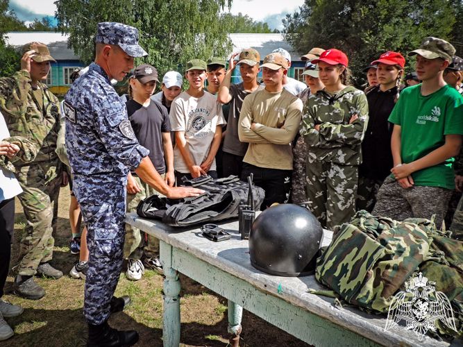 С буднями спецназа Росгвардии познакомились подростки из Хакасии 