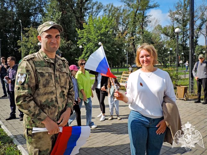 Росгвардейцы поздравили абаканцев с Днем Государственного флага России