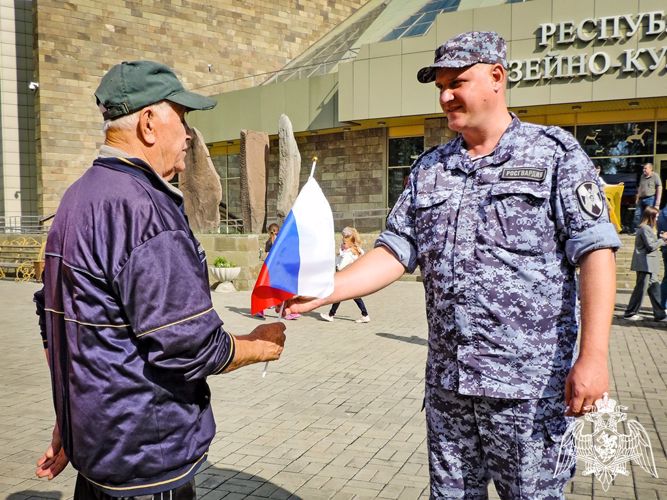Росгвардейцы поздравили абаканцев с Днем Государственного флага России