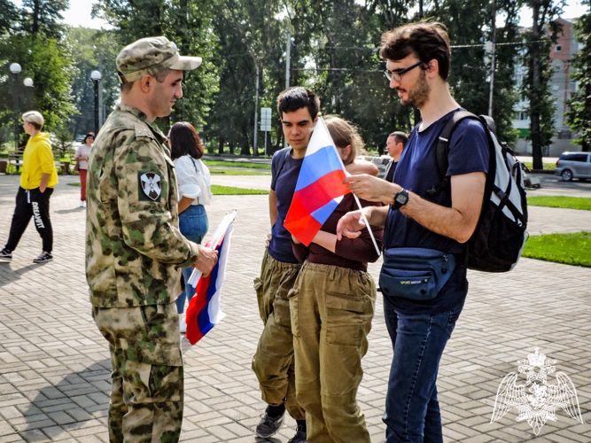 Росгвардейцы поздравили абаканцев с Днем Государственного флага России
