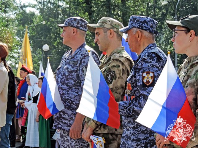 Росгвардейцы поздравили абаканцев с Днем Государственного флага России