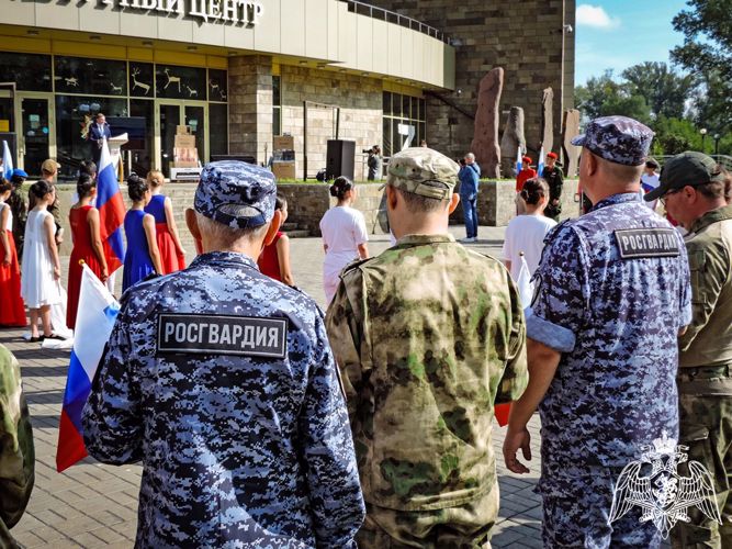 Росгвардейцы поздравили абаканцев с Днем Государственного флага России