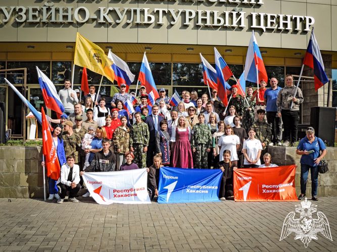 Росгвардейцы поздравили абаканцев с Днем Государственного флага России