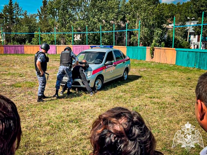 Сотрудники Росгвардии рассказали о службе участникам форума народных дружин в Сорске  