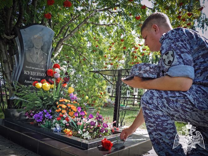 В Росгвардии по Хакасии почтили память сотрудников ОМОН Руслана Куценко и Николая Симоненко