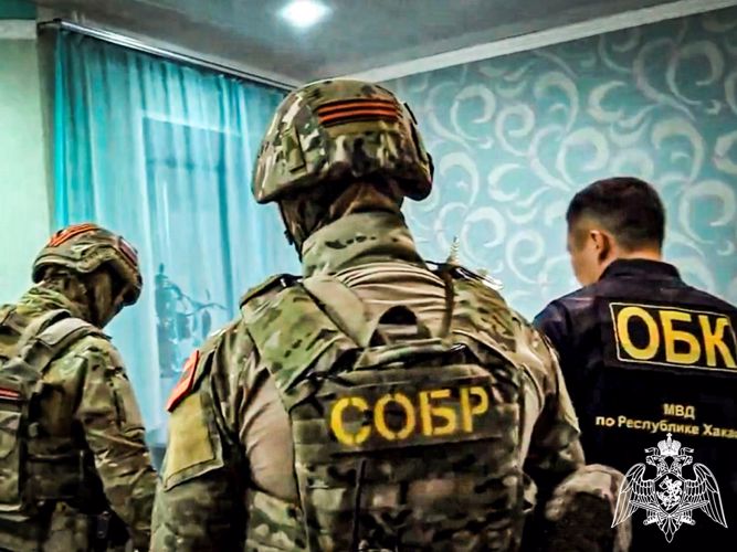 Подозреваемого в кибермошенничестве задержали сотрудники СОБР Росгвардии в Хакасии