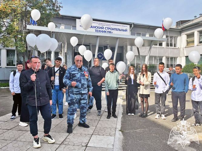 Офицеры Росгвардии вместе с абаканскими школьниками и студентами почтили память жертв терроризма
