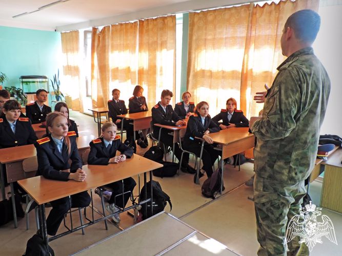 Абаканским кадетам напомнили главные правила поведения на дороге 