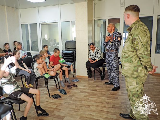 О службе в войсках национальной гвардии рассказали ребятам из социально-реабилитационного центра в Хакасии 