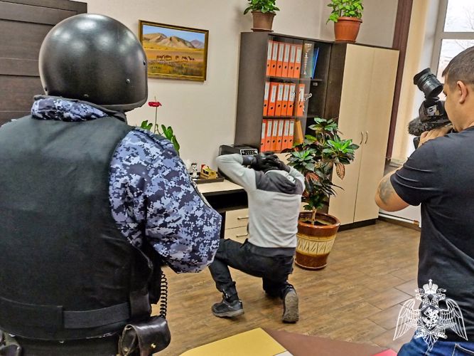 Дежурство с группой задержания вневедомственной охраны Росгвардии провели хакасские журналисты