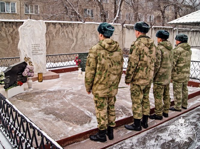 Росгвардейцы почтили память погибших сотрудников войск правопорядка из Хакасии 