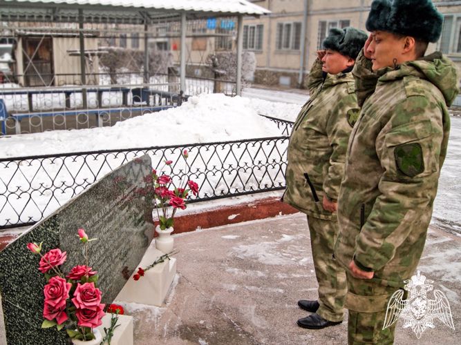 Росгвардейцы почтили память погибших сотрудников войск правопорядка из Хакасии 