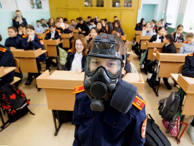 Военнослужащий Росгвардии по Хакасии рассказал кадетам об устройстве  противогазов и ОЗК