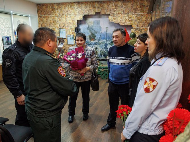 В краеведческом музее Саяногорска увековечили память бойца ОМОН Евгения Мирошниченко 