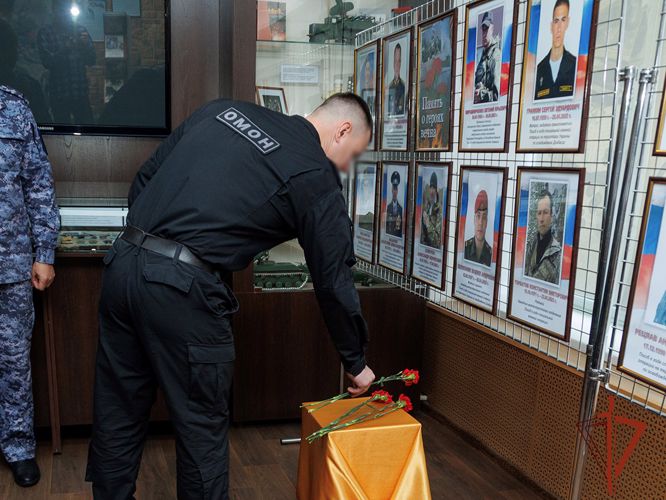 В краеведческом музее Саяногорска увековечили память бойца ОМОН Евгения Мирошниченко 