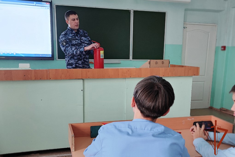 В Абакане офицер Росгвардии рассказал кадетам о пожарной безопасности в период новогодних праздников