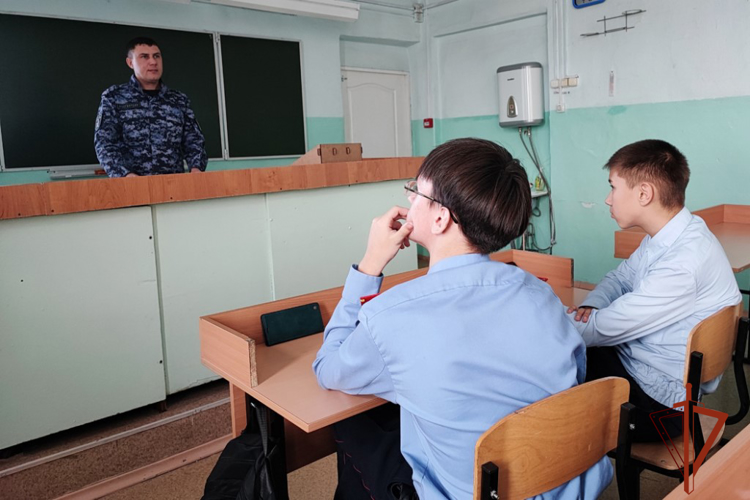 В Абакане офицер Росгвардии рассказал кадетам о пожарной безопасности в период новогодних праздников