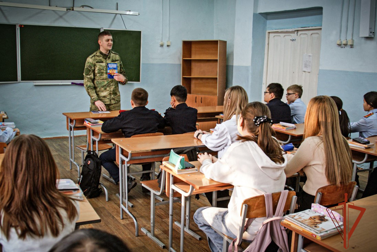 Росгвардейцы провели урок правовых знаний для абаканских школьников