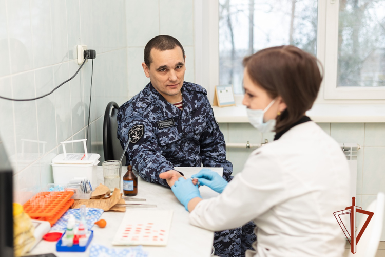 Перед новогодними каникулами росгвардейцы пополняют банк донорской крови в Хакасии
