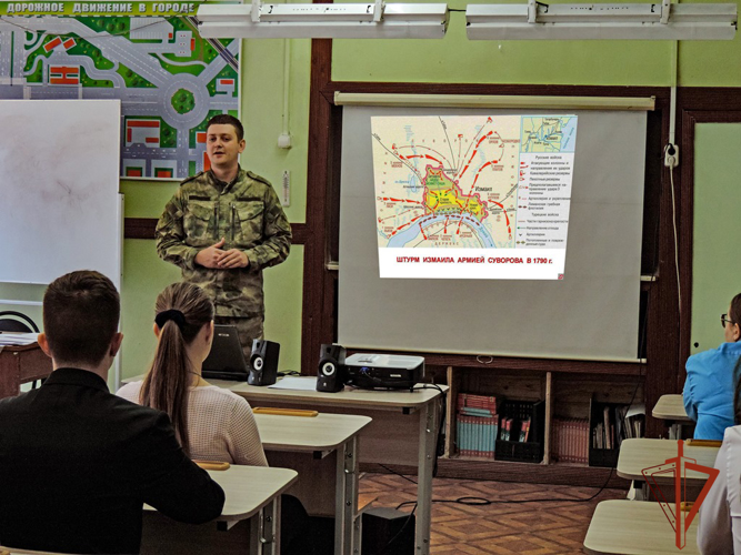 Росгвардейцы рассказали абаканским школьникам о Дне воинской славы России