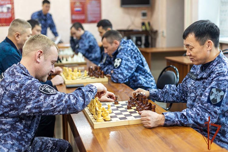 Сильнейших шахматистов определили среди росгвардейцев в Хакасии 