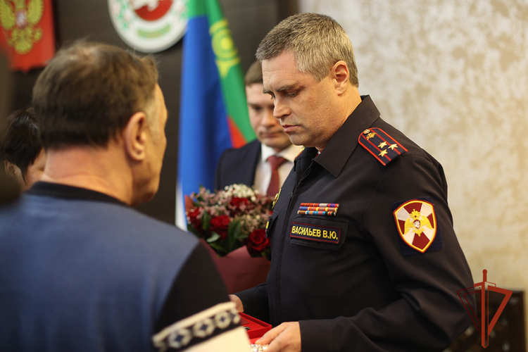 Орден Мужества геройски погибшего на СВО росгвардейца из Хакасии передали на хранение его родителям 