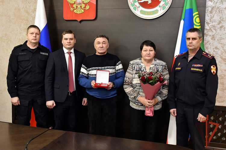 Орден Мужества геройски погибшего на СВО росгвардейца из Хакасии передали на хранение его родителям 