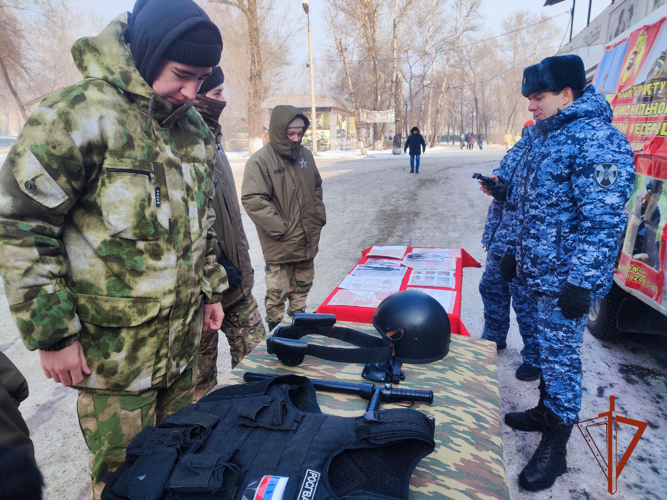 Росгвардейцы рассказали жителям Хакасии о перспективах службы в рядах войск правопорядка 