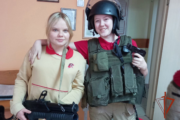 В Хакасии офицеры СОБР рассказали юнармейцам о современном вооружении Росгвардии 