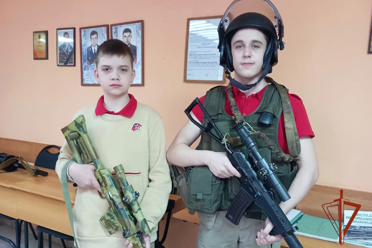 В Хакасии офицеры СОБР рассказали юнармейцам о современном вооружении Росгвардии 