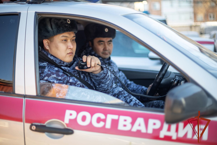 В Абакане и Черногорске на охраняемых объектах росгвардейцы задержали подозреваемых в мелком хулиганстве