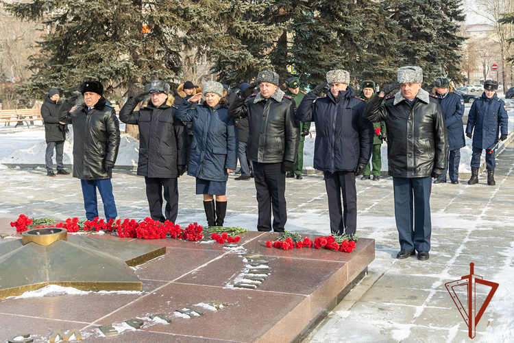 Руководство Росгвардии почтило в Хакасии память защитников Отечества