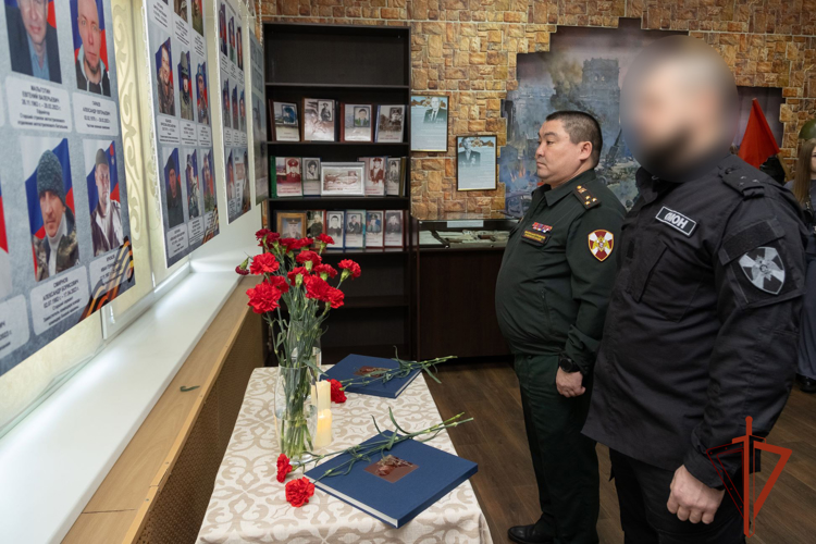 Офицеры Росгвардии передали на хранение фотокниги о погибшем сослуживце его родителям и в краеведческий музей Саяногорска 