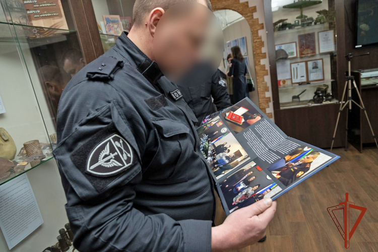 Офицеры Росгвардии передали на хранение фотокниги о погибшем сослуживце его родителям и в краеведческий музей Саяногорска 