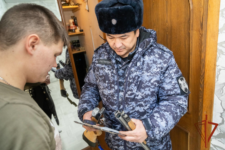 Росгвардейцы проводят проверку избирательных участков и владельцев оружия в Хакасии