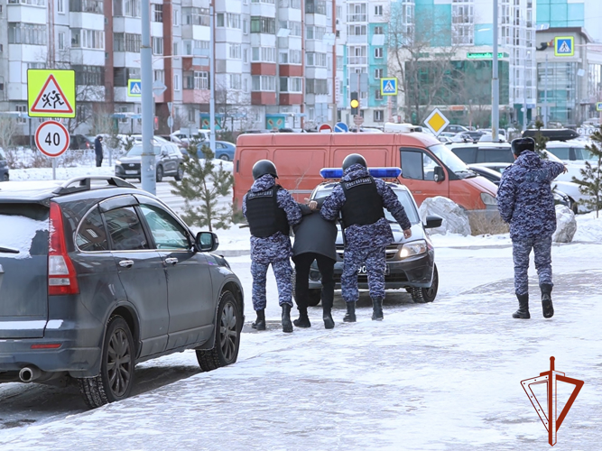 В Абакане на охраняемом объекте росгвардейцы задержали находившегося в федеральном розыске мужчину 