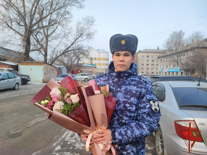 Офицеры Росгвардии по Хакасии поздравили матерей погибших сотрудников ведомства с 8 марта