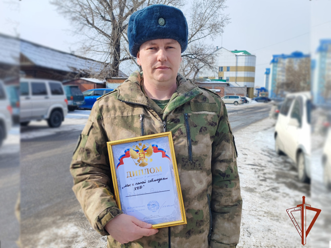 Военнослужащий Росгвардии по Хакасии принял участие в фотоконкурсе «Мы с папой соблюдаем ПДД»
