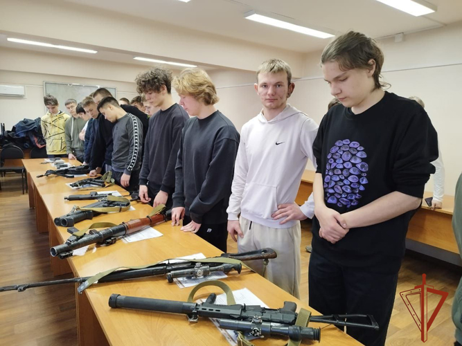 Бойцы ОМОН Росгвардии по Хакасии организовали выставку  вооружения и автобронетехники для студентов